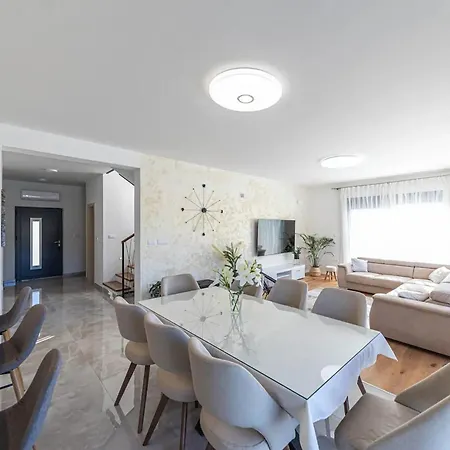 Luxurious Sanctuary With Pool - Three Bedroom With Pool *