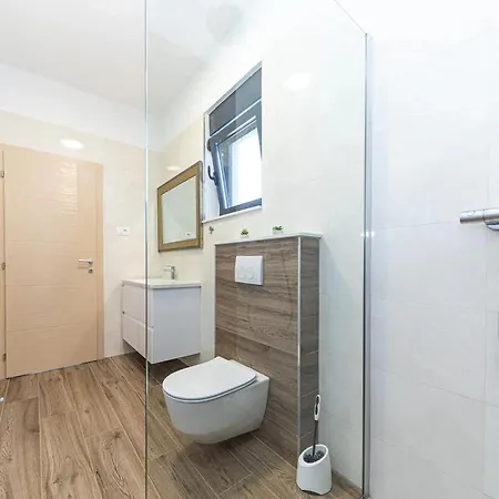 Luxurious Sanctuary With Pool - Three Bedroom With Pool *