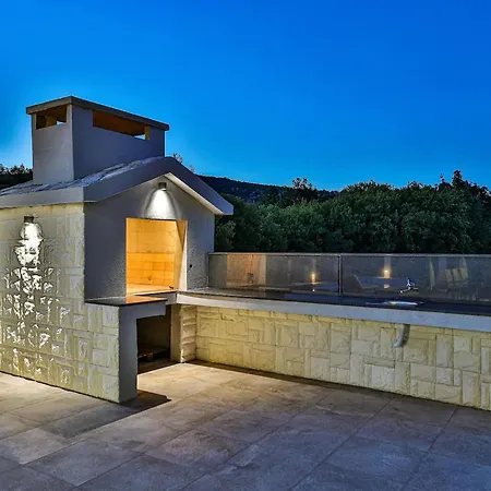 Villa Luxurious Sanctuary With Pool - Three Bedroom With Pool