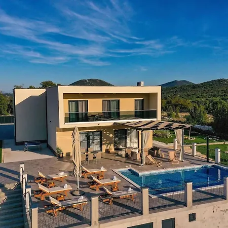 Villa Luxurious Sanctuary With Pool - Three Bedroom With Pool