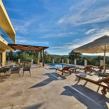 Luxurious Sanctuary With Pool - Three Bedroom With Pool