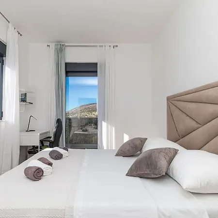 Villa Luxurious Sanctuary With Pool - Three Bedroom With Pool Primorski Dolac